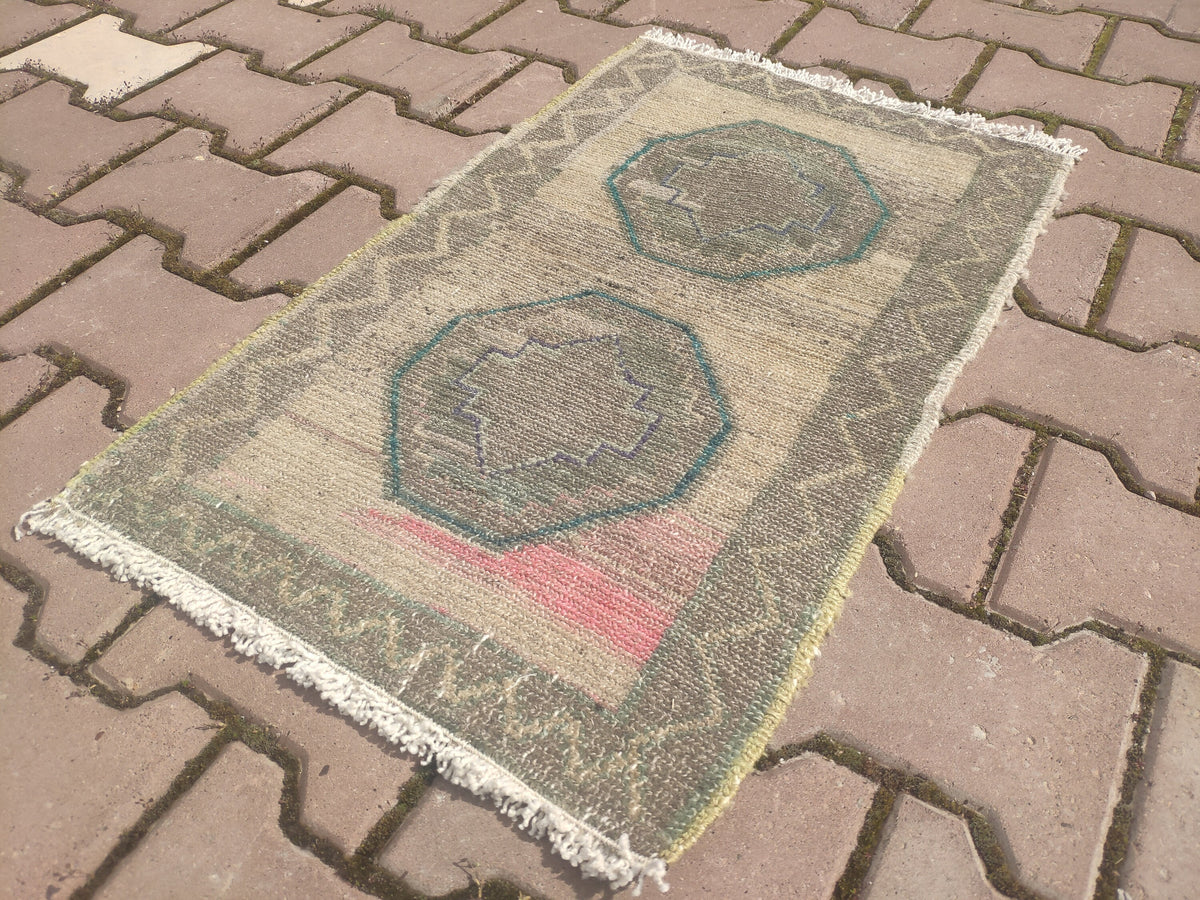 Oushak Boho Rug: Small Vintage Doormat (1.64x2.89 ft)