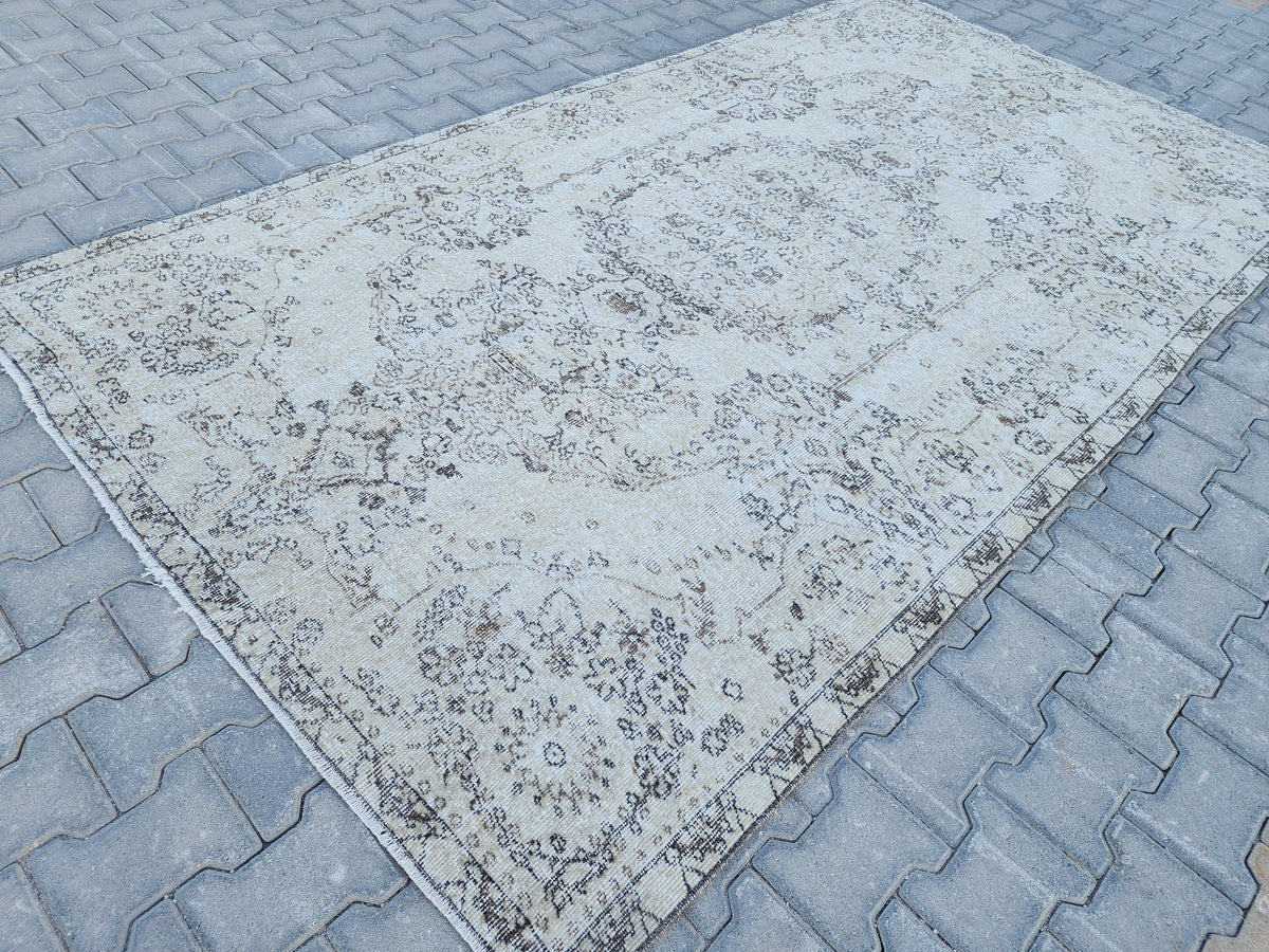 5x9 Vintage Turkish Rug: Handwoven Wool, Neutral Oriental Design