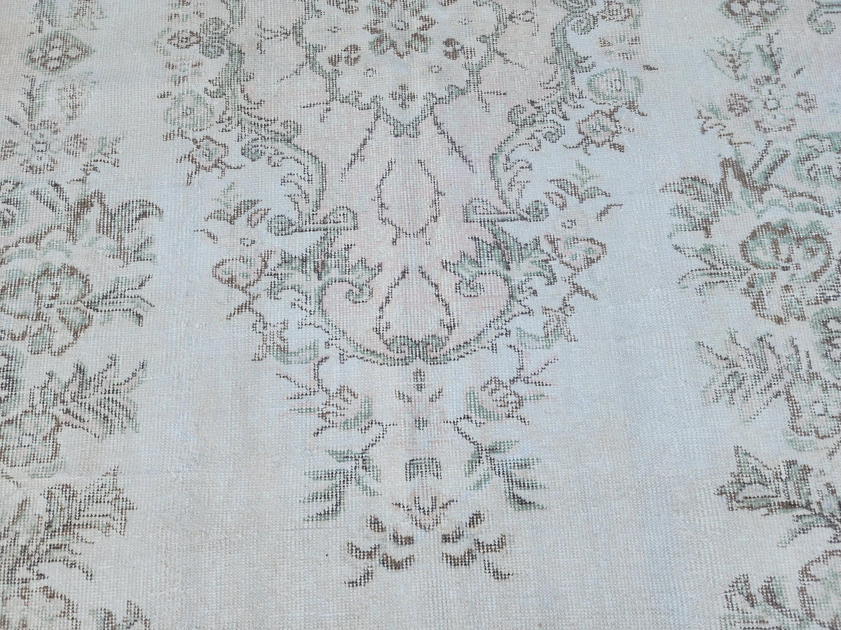 6x10 Vintage Rug: Gray Medallion Oriental Design, Neutral Living Room Interior