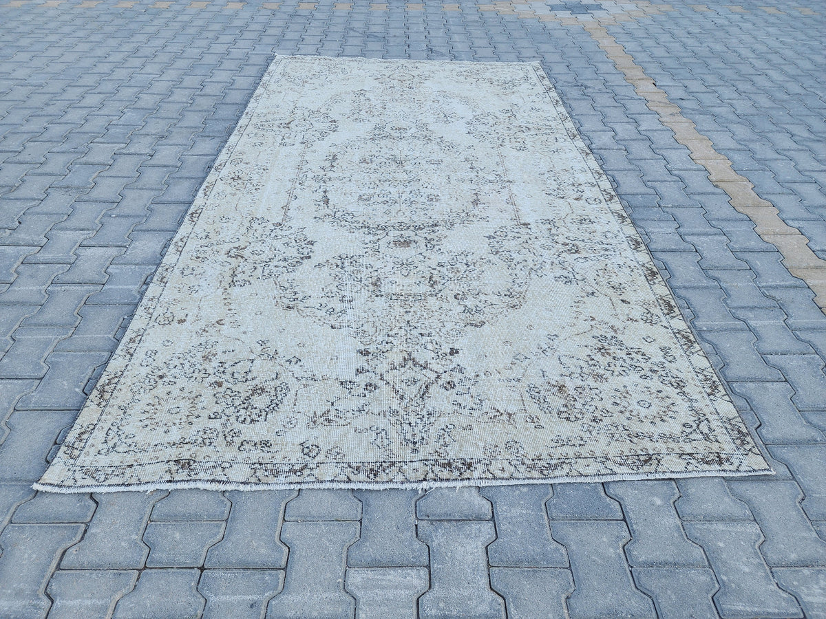 5x9 Vintage Turkish Rug: Handwoven Wool, Neutral Oriental Design