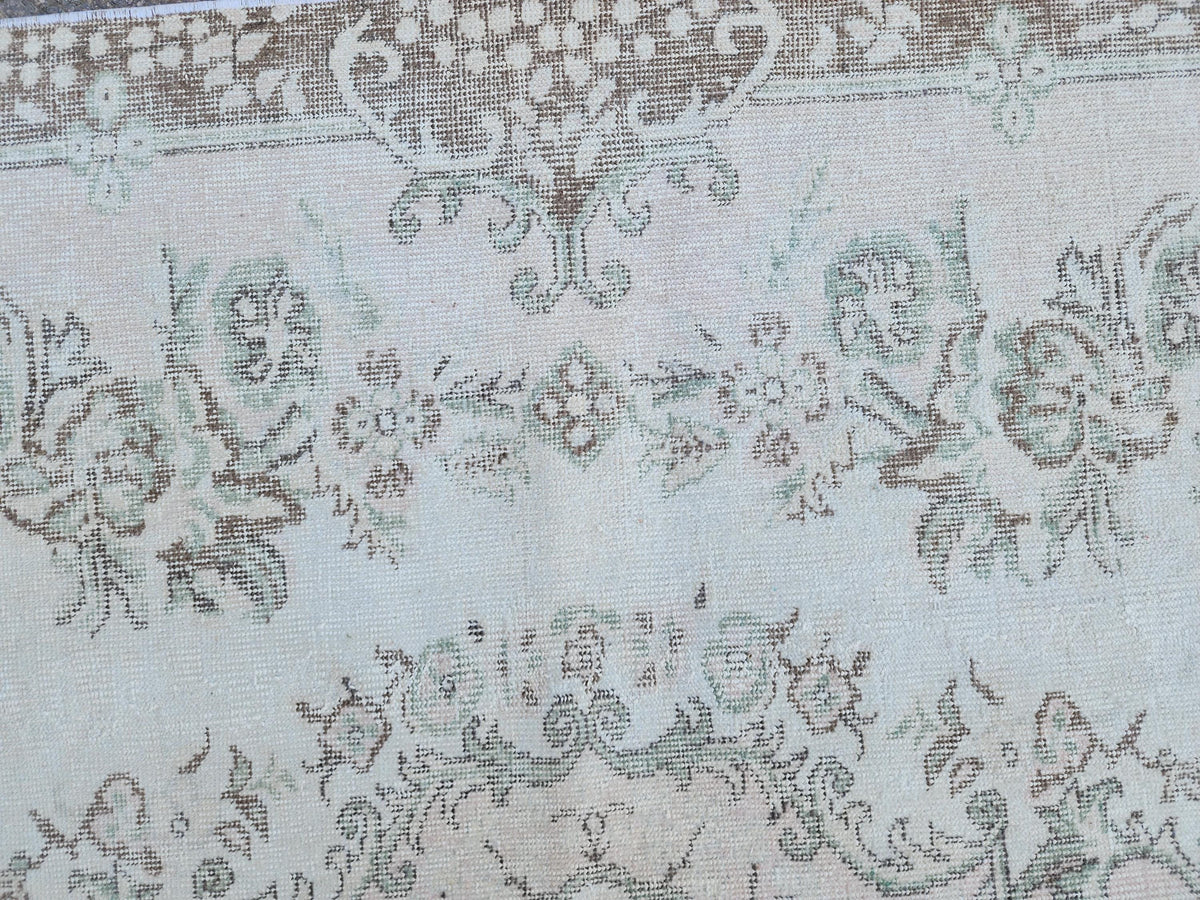 6x10 Vintage Rug: Gray Medallion Oriental Design, Neutral Living Room Interior