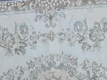 6x10 Vintage Rug: Gray Medallion Oriental Design, Neutral Living Room Interior