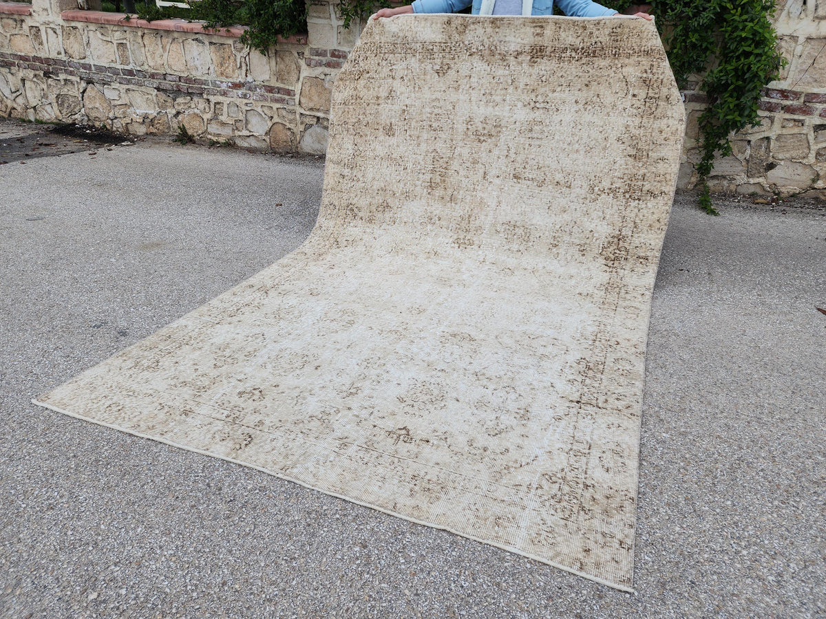 6x9 Vintage Beige Oushak Rug: Turkish Wool, Geometric Design