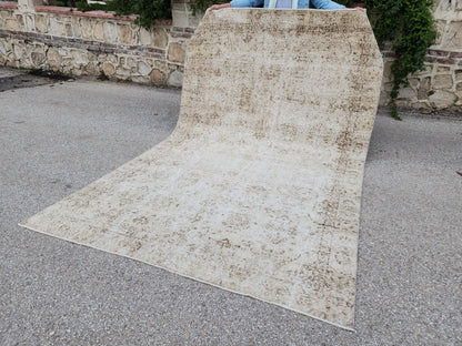 6x9 Vintage Beige Oushak Rug: Turkish Wool, Geometric Design