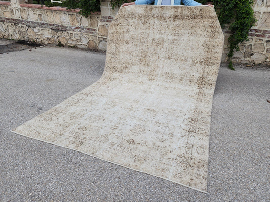6x9 Vintage Beige Oushak Rug: Turkish Wool, Geometric Design