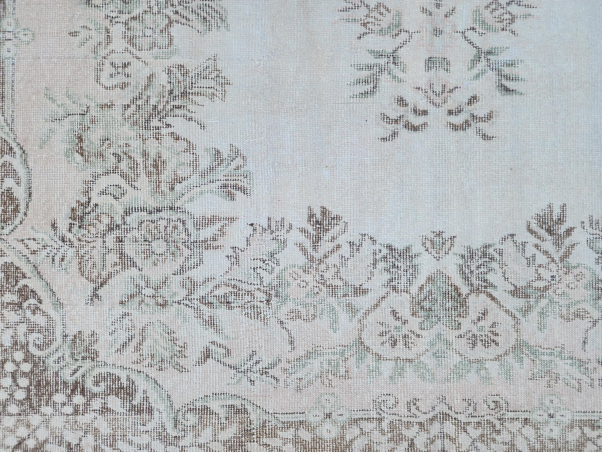 6x10 Vintage Rug: Gray Medallion Oriental Design, Neutral Living Room Interior