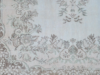 6x10 Vintage Rug: Gray Medallion Oriental Design, Neutral Living Room Interior