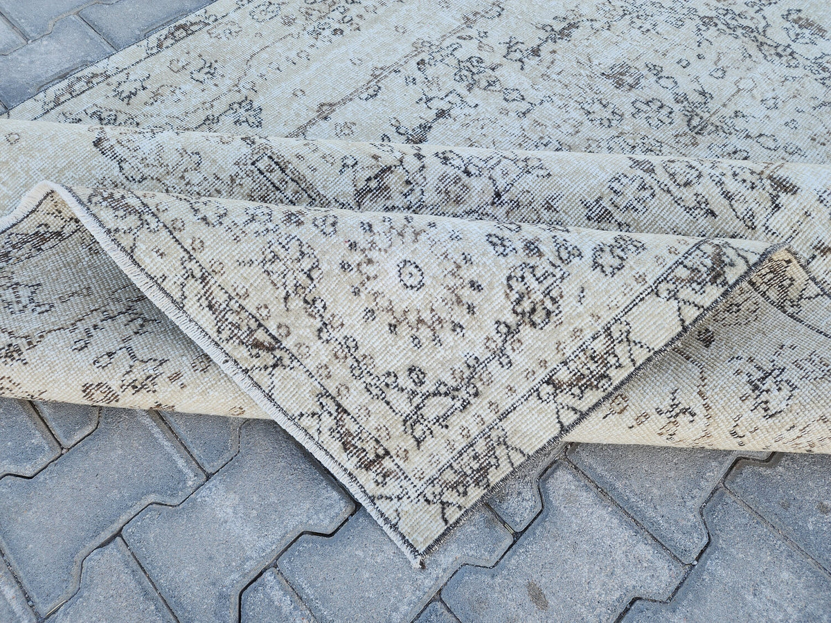 5x9 Vintage Turkish Rug: Handwoven Wool, Neutral Oriental Design