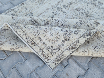 5x9 Vintage Turkish Rug: Handwoven Wool, Neutral Oriental Design