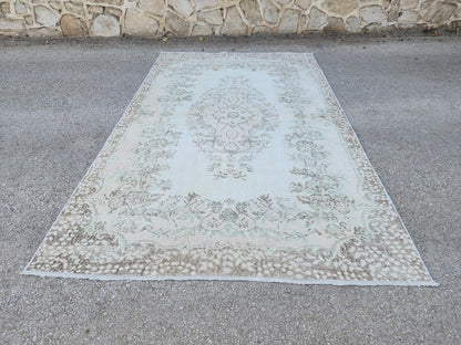 6x10 Vintage Rug: Gray Medallion Oriental Design, Neutral Living Room Interior