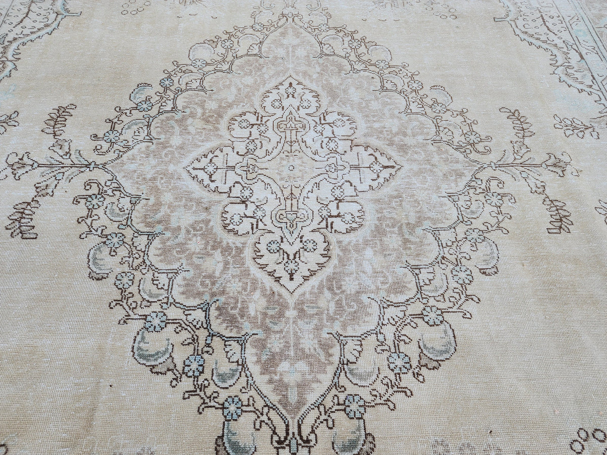 Large Vintage Turkish Rug 9x12: Handwoven Wool Beige Cream