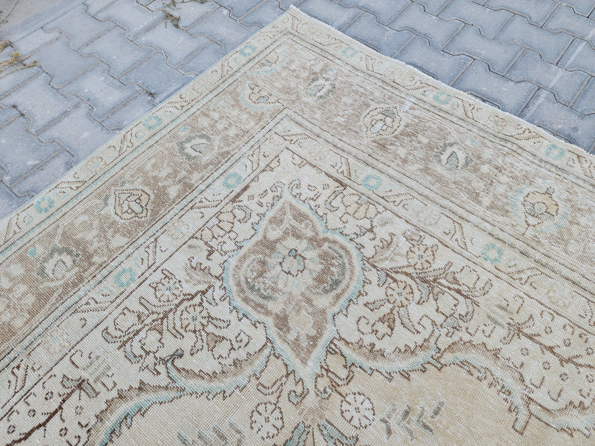 Large Vintage Turkish Rug 9x12: Handwoven Wool Beige Cream