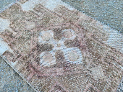 Vintage Oushak Area Rug: Small Oriental Door Mat (1.9x2.8)