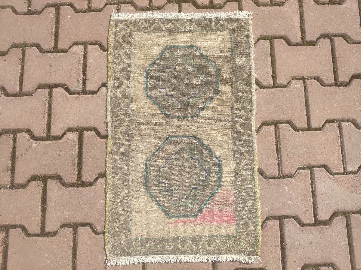 Oushak Boho Rug: Small Vintage Doormat (1.64x2.89 ft)