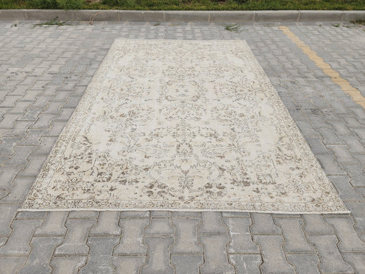 6x9 White Oushak Wool Rug: Turkish Vintage Area Rug