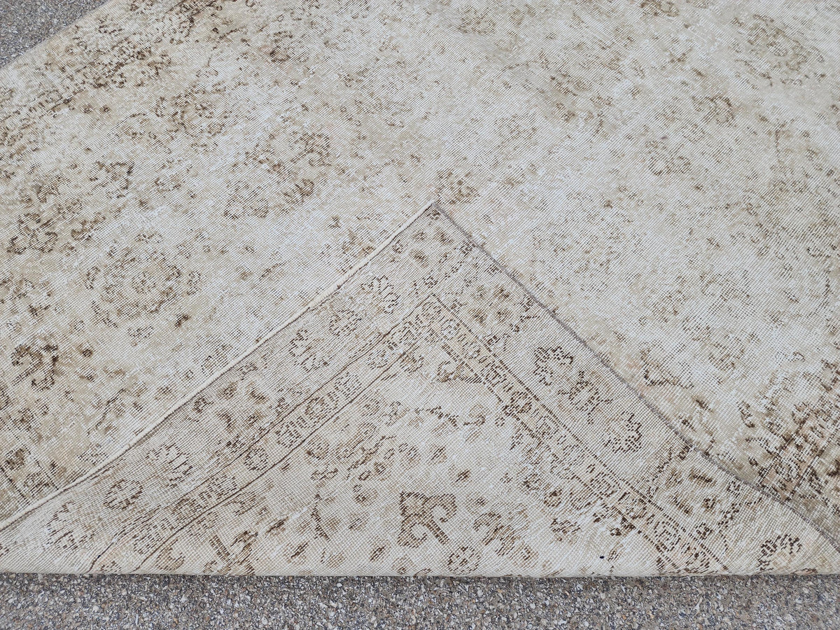 6x9 Vintage Beige Oushak Rug: Turkish Wool, Geometric Design