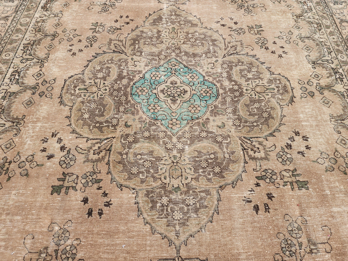 Persian Oriental Rug 9×12, Vintage Hand-Knotted Wool, Neutral Beige Carpet