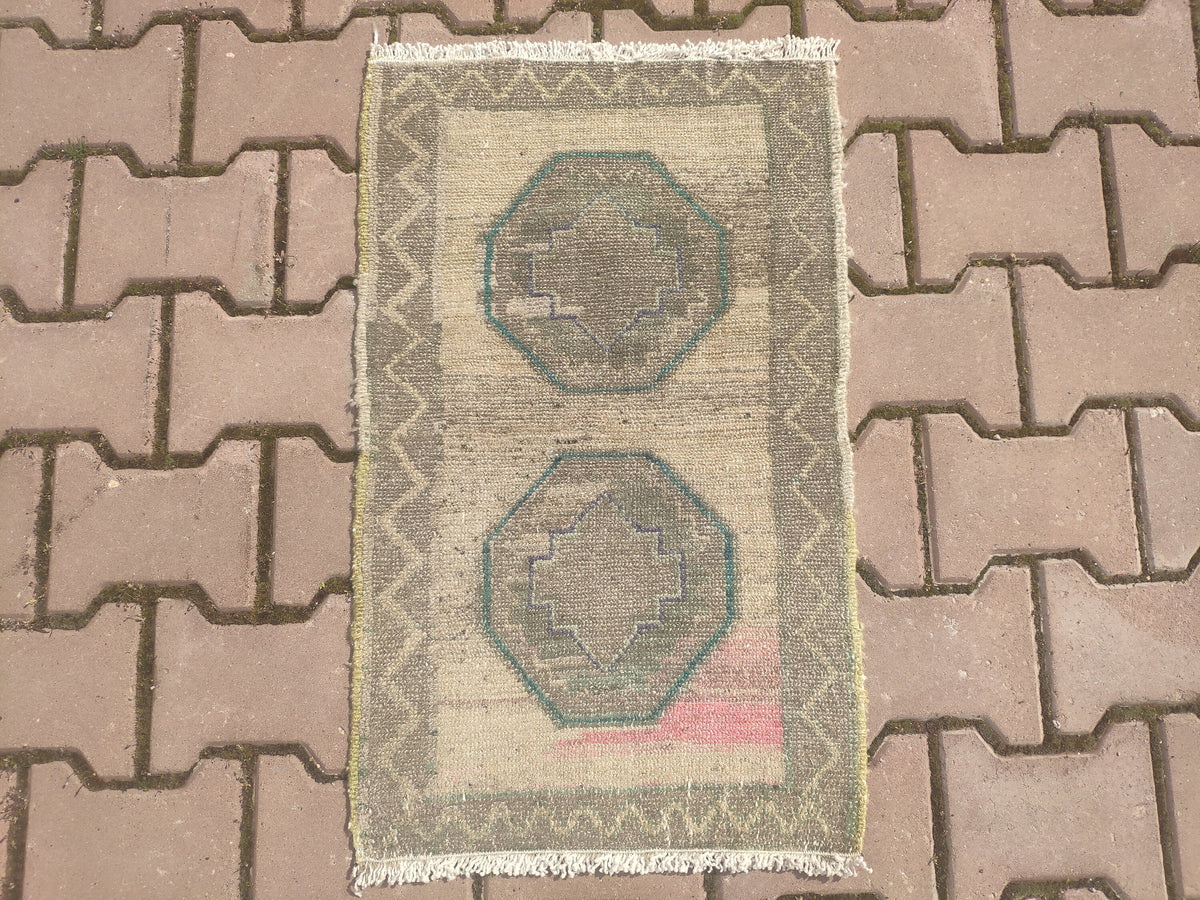 Oushak Boho Rug: Small Vintage Doormat (1.64x2.89 ft)
