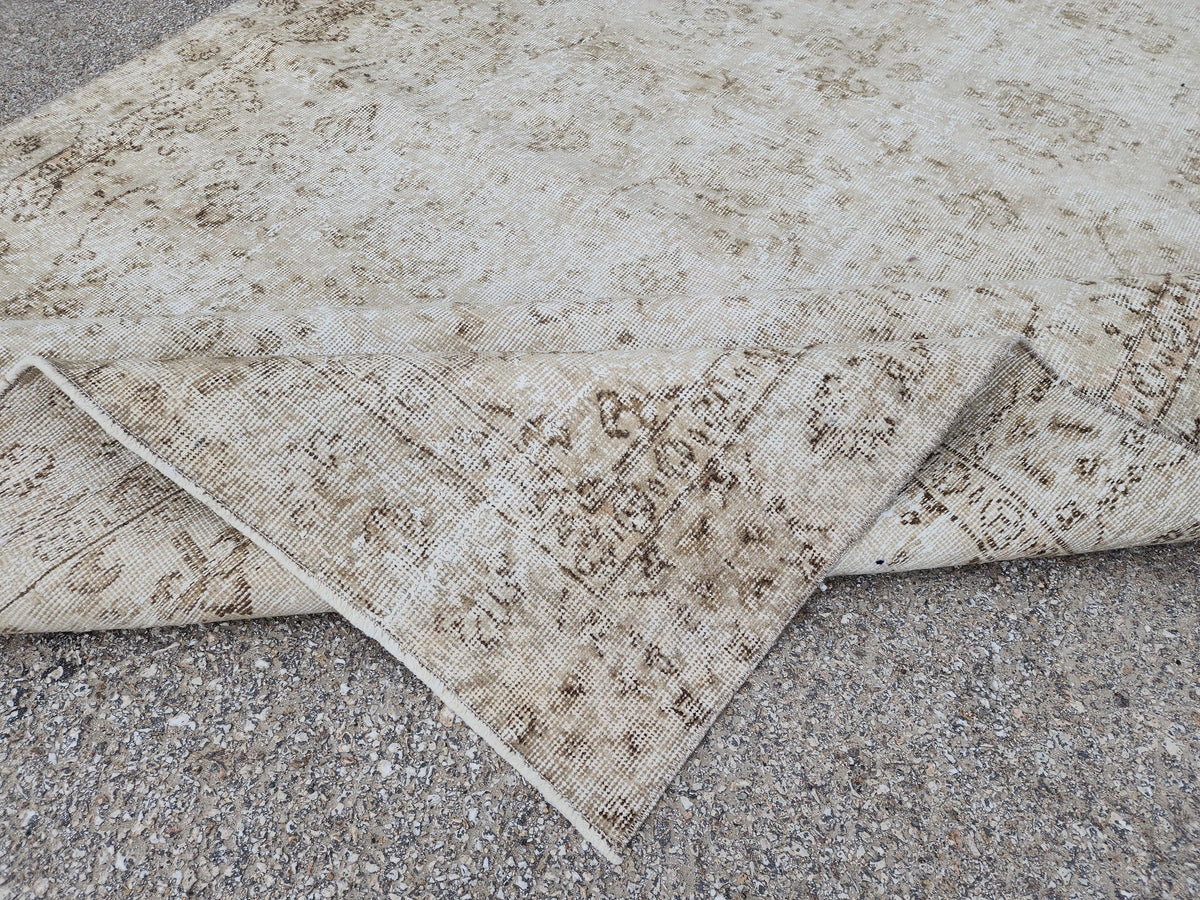 6x9 Vintage Beige Oushak Rug: Turkish Wool, Geometric Design