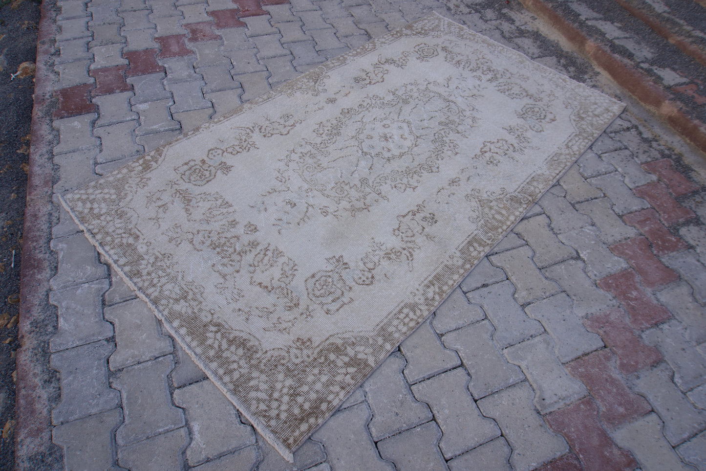Neutral Small Rug 4x7 ft - sku 1150