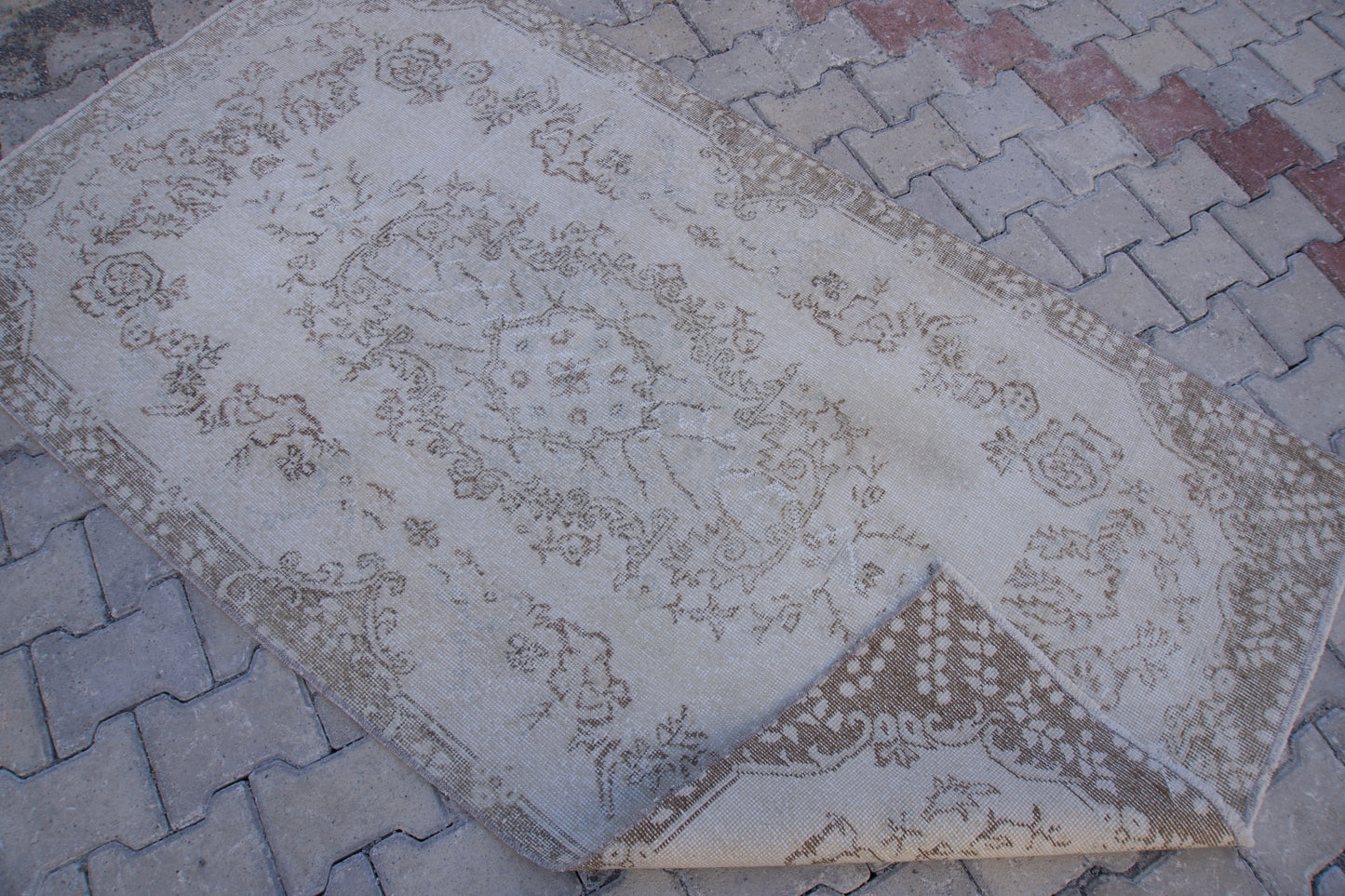 Neutral Small Rug 4x7 ft - sku 1150