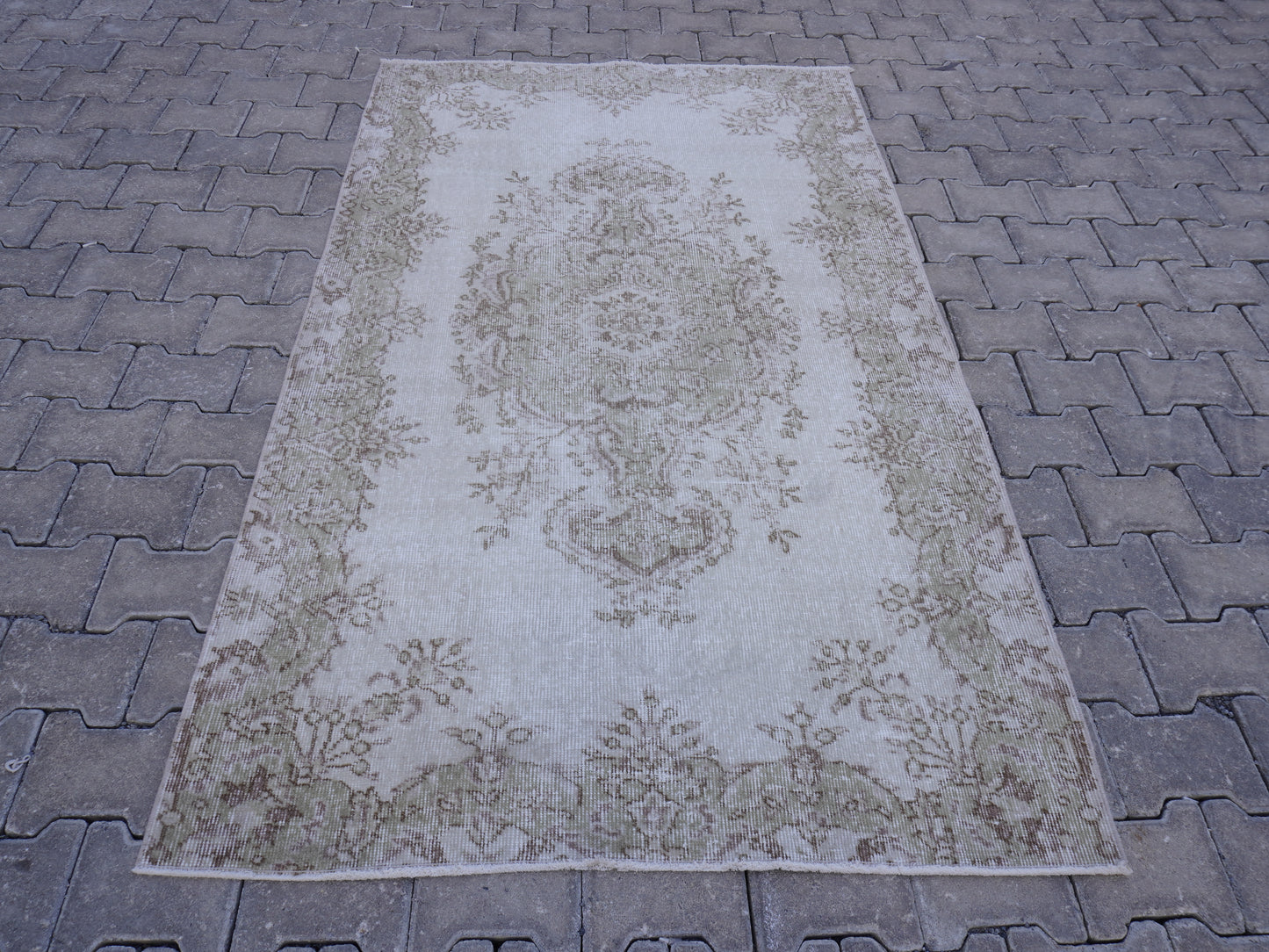 Neutral Small Rug 4x7 ft - sku 1122
