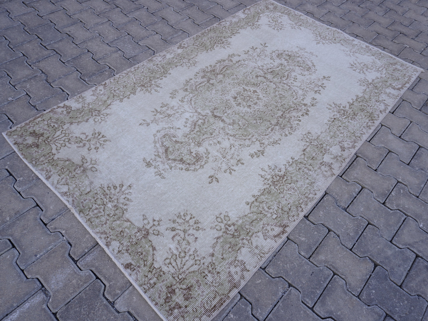 Neutral Small Rug 4x7 ft - sku 1122