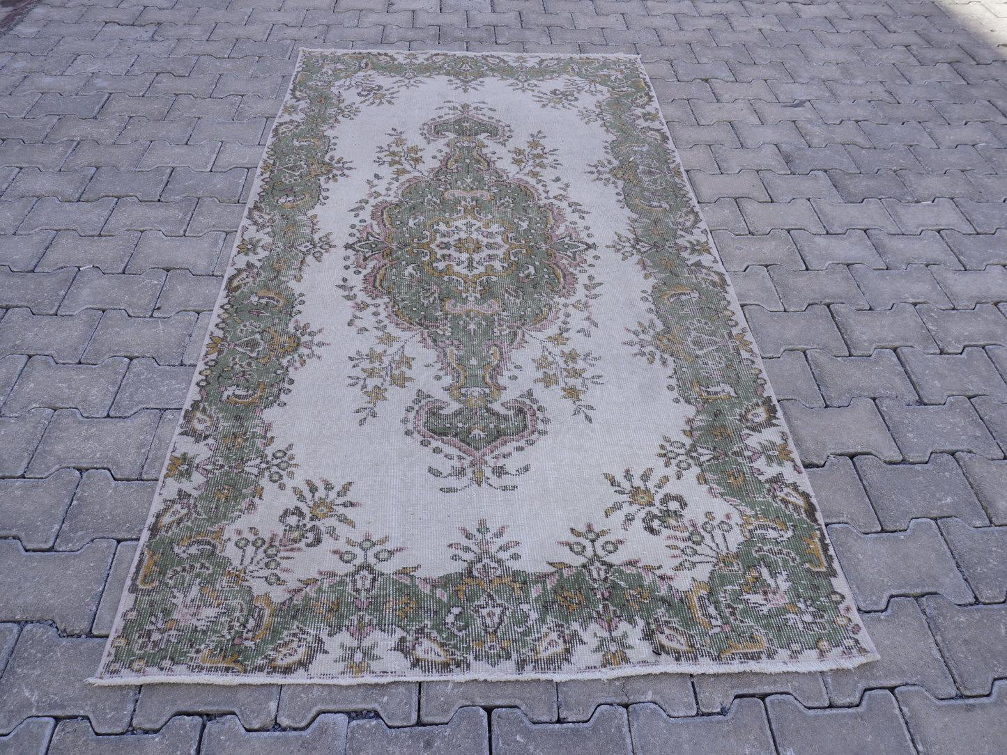 Neutral Small Rug 4x7 ft - sku 902