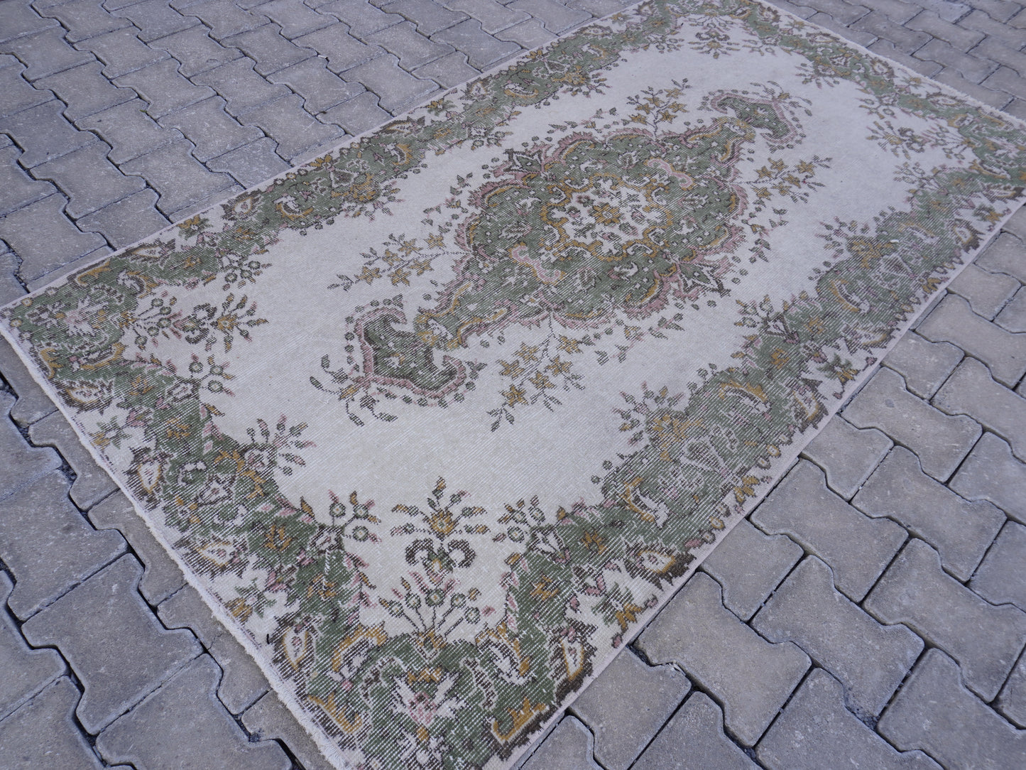 Neutral Small Rug 4x7 ft - sku 902
