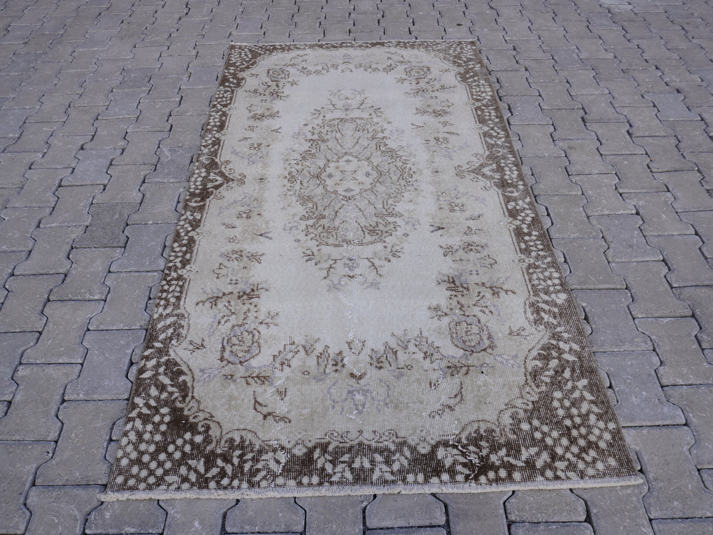 Neutral Small Rug 4x7 ft - sku 1008