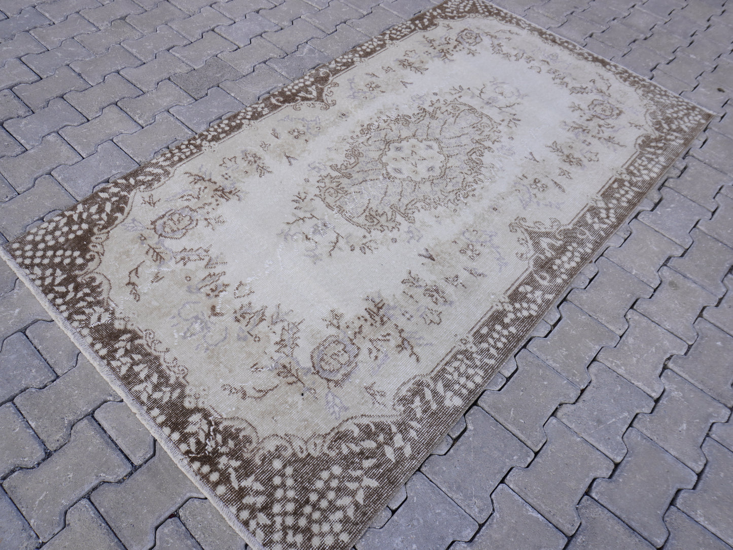 Neutral Small Rug 4x7 ft - sku 1008