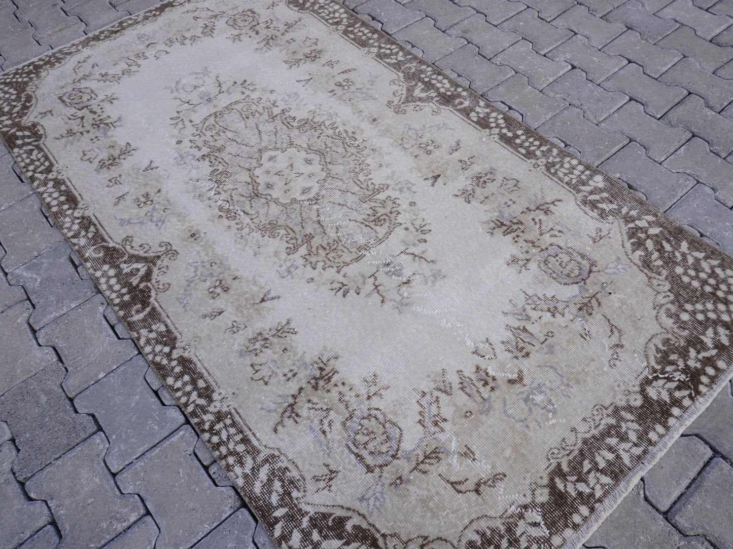 Neutral Small Rug 4x7 ft - sku 1008