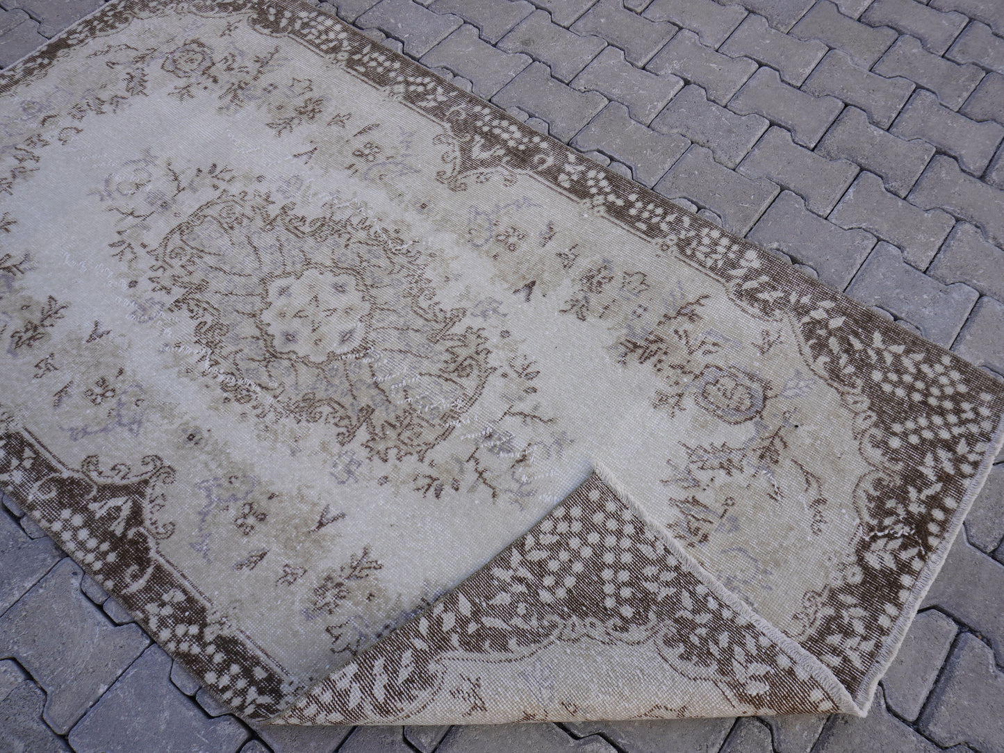 Neutral Small Rug 4x7 ft - sku 1008