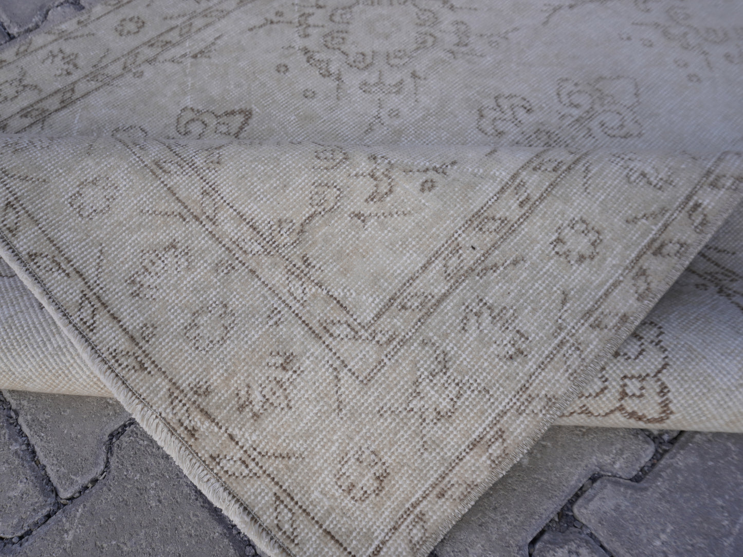 Neutral Small Rug 4x7 ft - sku 1515