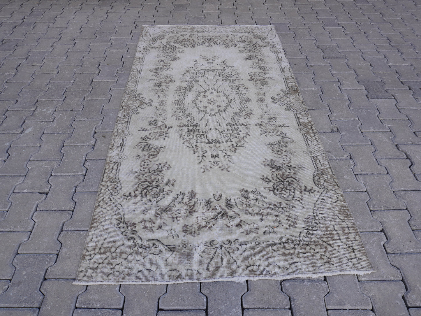 Neutral Small Rug 4x7 ft - sku 1530