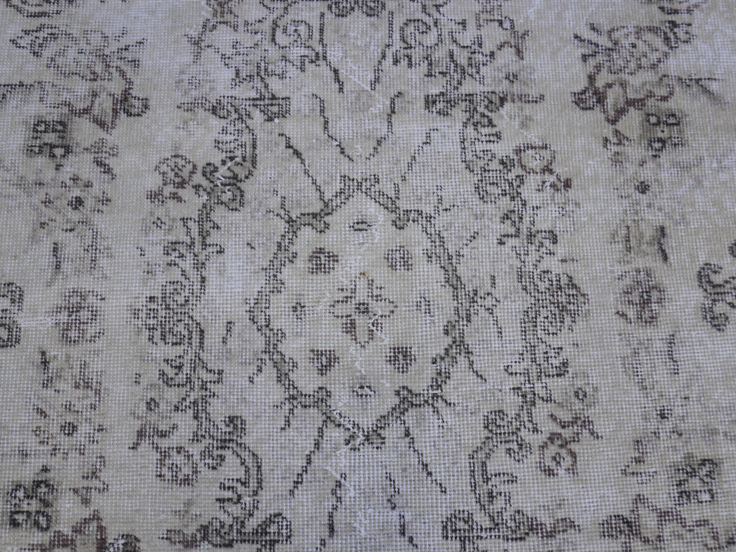 Neutral Small Rug 4x7 ft - sku 1530