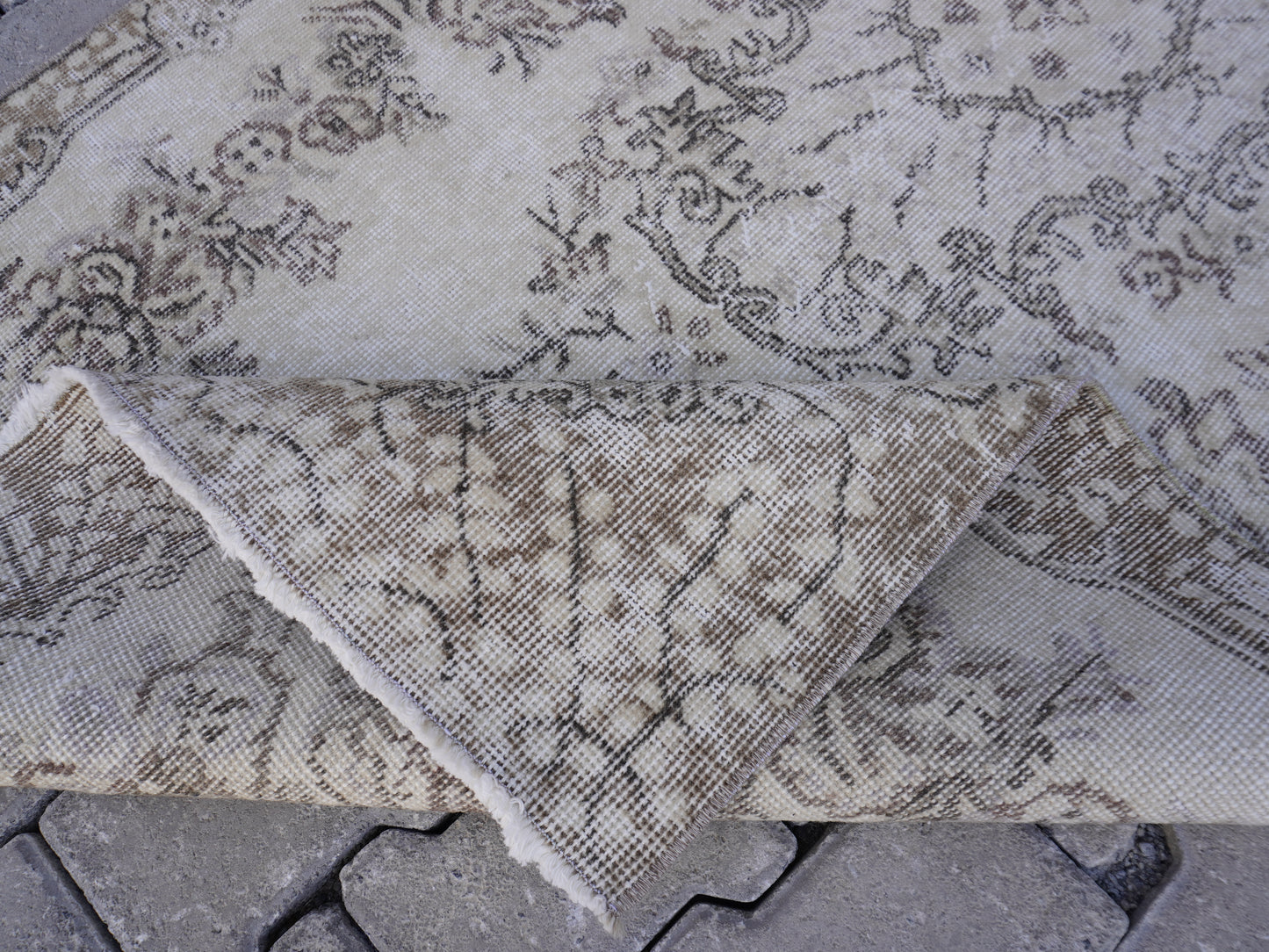 Neutral Small Rug 4x7 ft - sku 1530