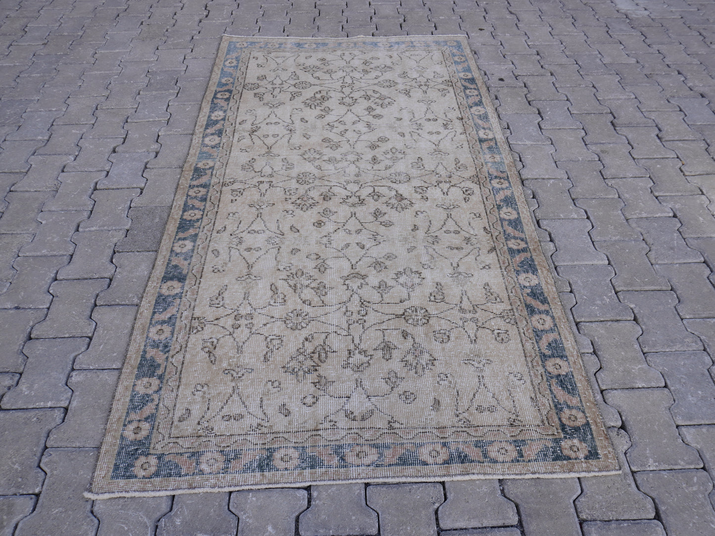 Neutral Small Rug 4x7 ft - sku 1529