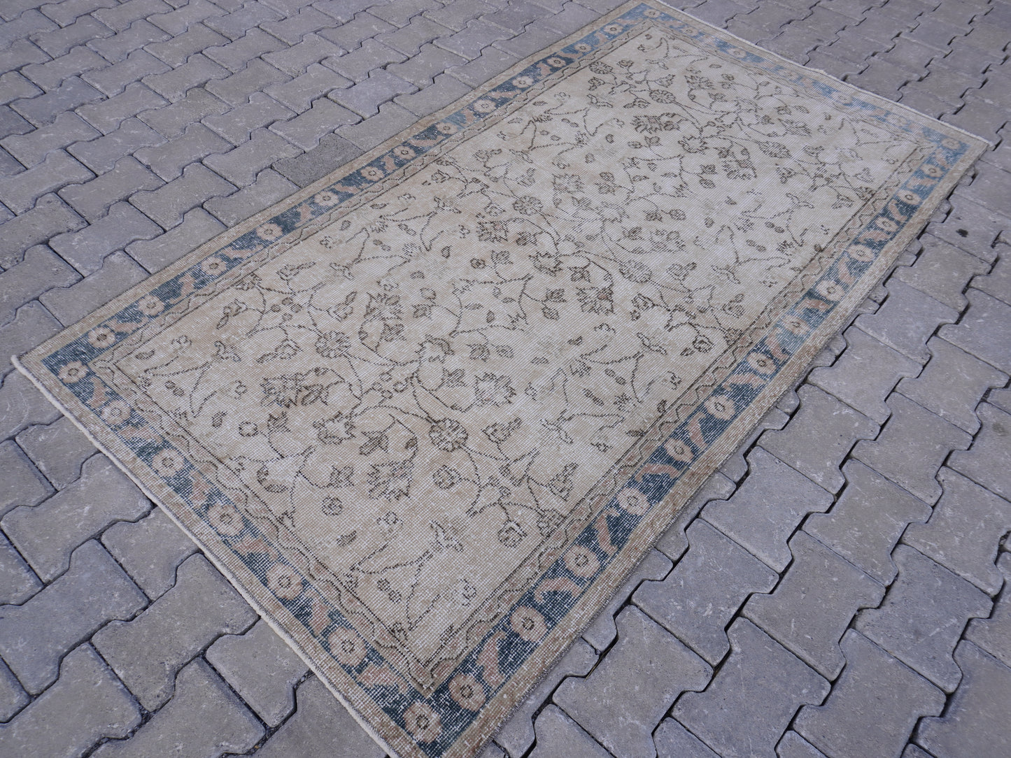 Neutral Small Rug 4x7 ft - sku 1529