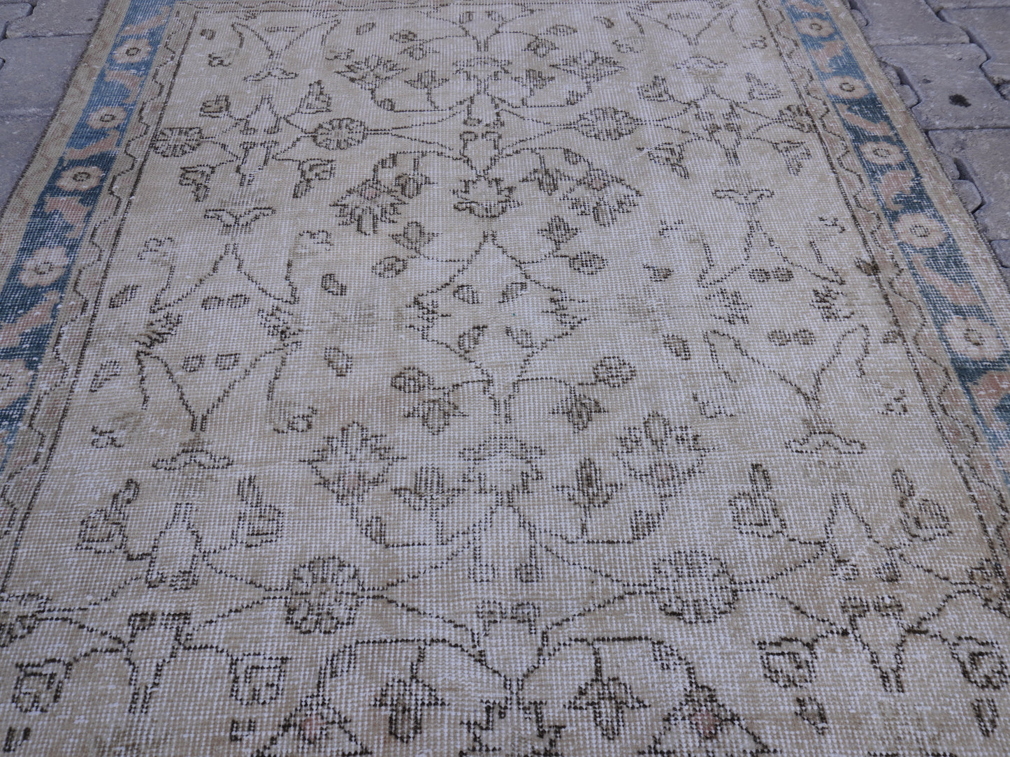 Neutral Small Rug 4x7 ft - sku 1529