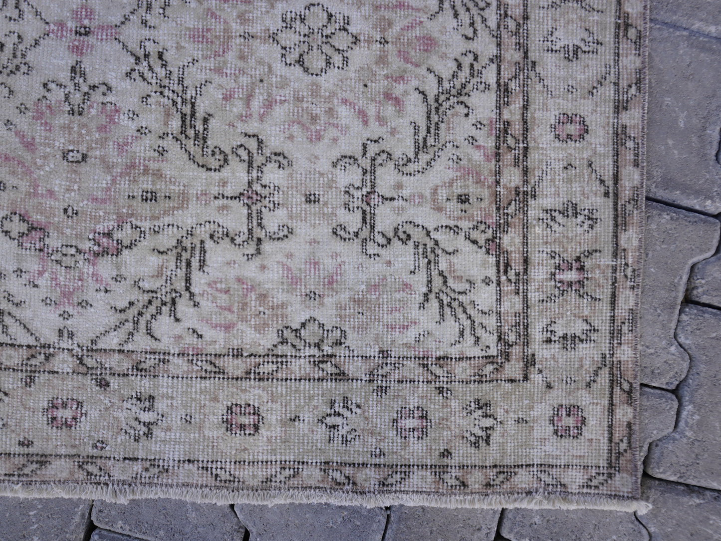 Neutral Small Rug 4x7 ft - sku 1120