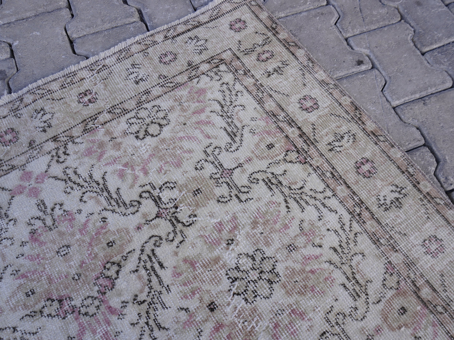 Neutral Small Rug 4x7 ft - sku 1120