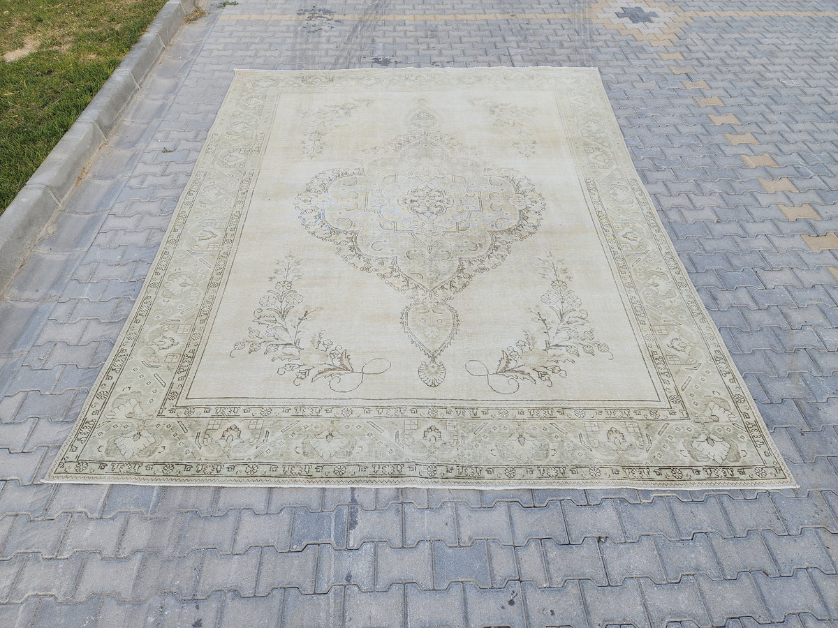 9x12 Vintage Area Rug: Hand-Knotted Wool, Gray & Ivory