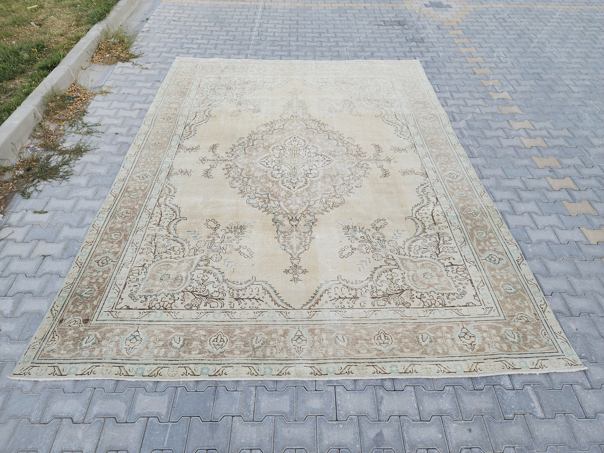 Large Vintage Turkish Rug 9x12: Handwoven Wool Beige Cream