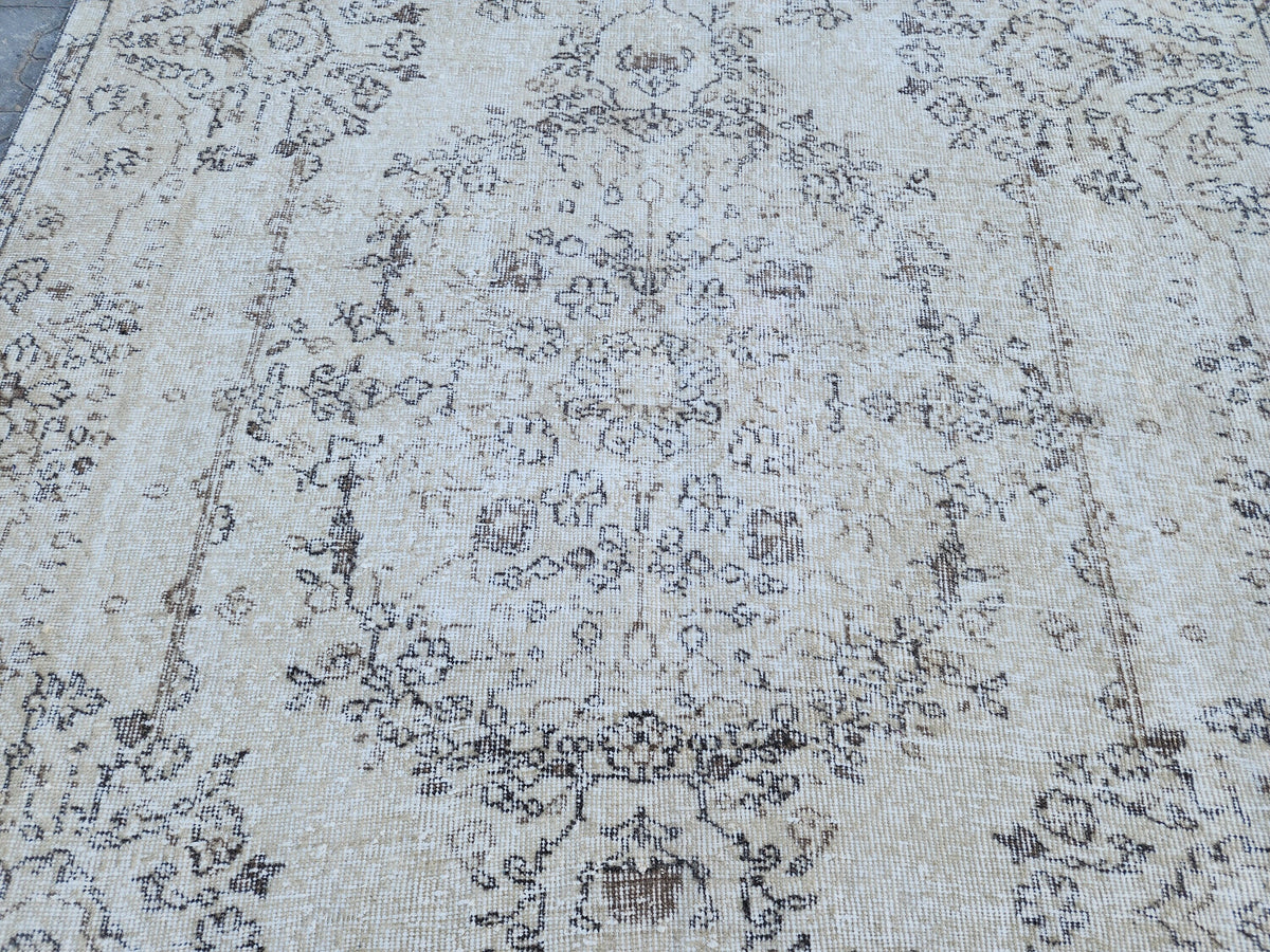 5x9 Vintage Turkish Rug: Handwoven Wool, Neutral Oriental Design