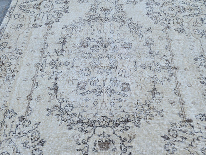 5x9 Vintage Turkish Rug: Handwoven Wool, Neutral Oriental Design