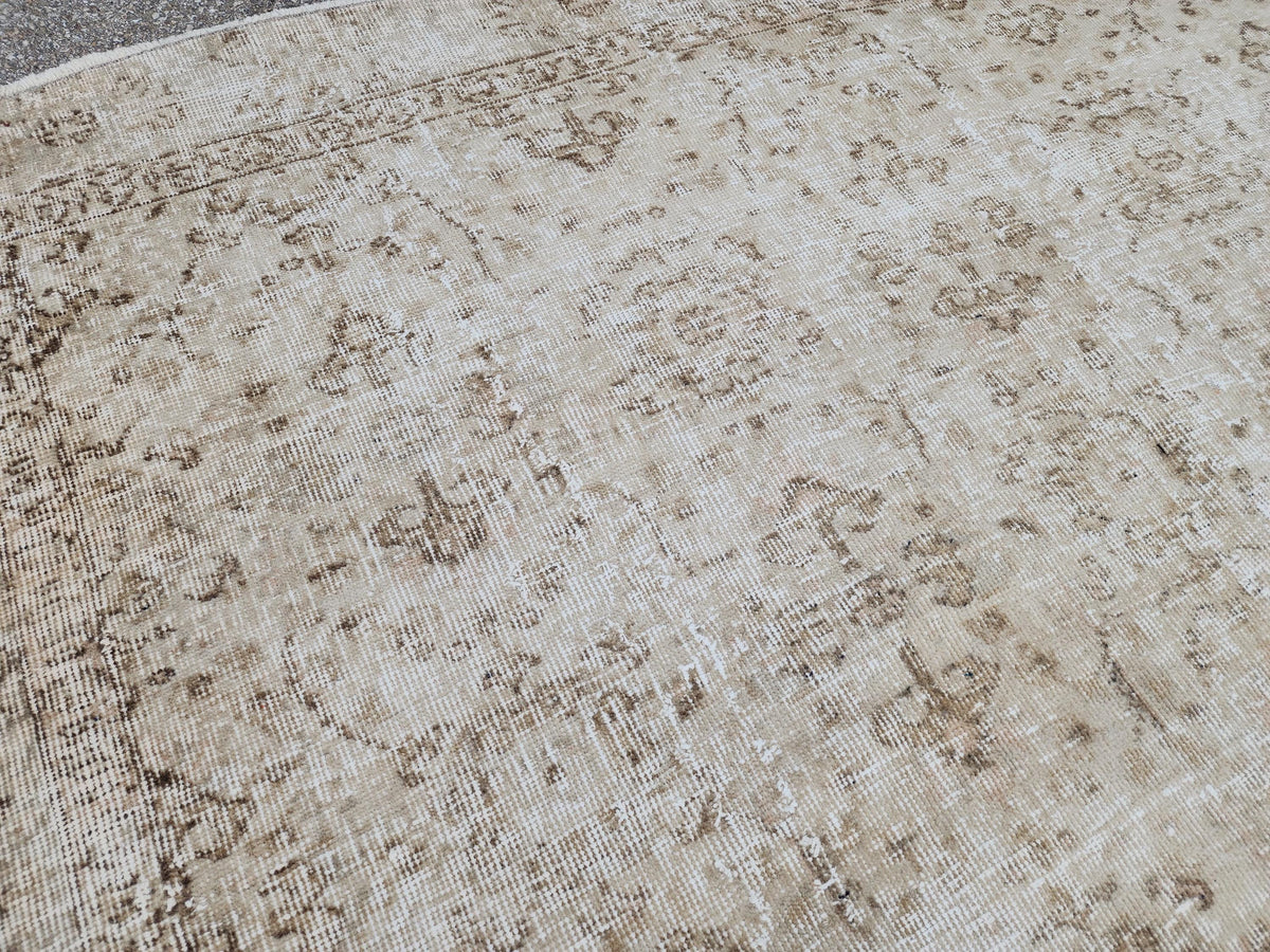 6x9 Vintage Beige Oushak Rug: Turkish Wool, Geometric Design