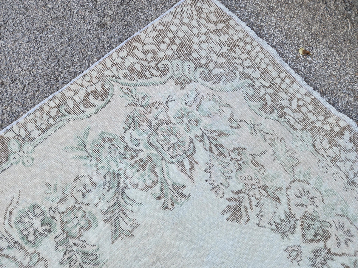 6x10 Vintage Rug: Gray Medallion Oriental Design, Neutral Living Room Interior