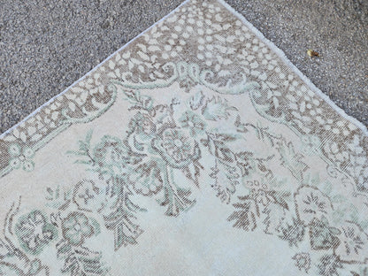 6x10 Vintage Rug: Gray Medallion Oriental Design, Neutral Living Room Interior