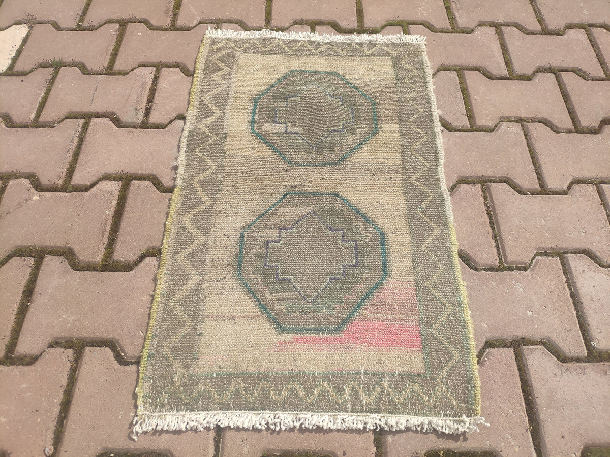 Oushak Boho Rug: Small Vintage Doormat (1.64x2.89 ft)